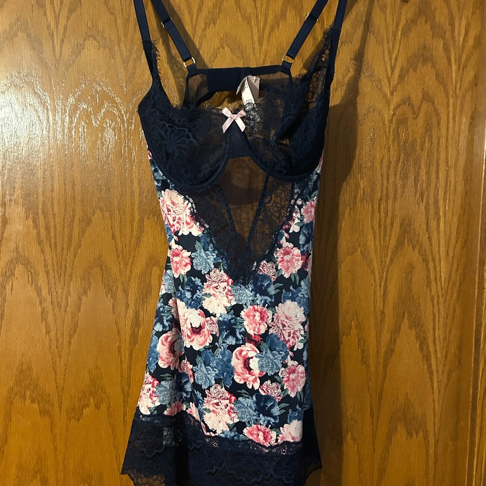 Victoria secrets Floral Lace Quarter cup slip with garters - Picture 1 of 8